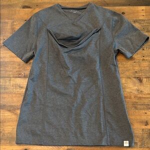 Lalabu Charcoal Gray Short Sleeve Shirt with Pocket to Carry Baby | Babywearing